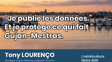 Visuel de campagne “L’ostréiculture : Notre ADN” : port de Gujan-Mestras au coucher du soleil, bateaux au mouillage et cabanes en arrière-plan, avec le slogan en surimpression « Je publie les données. Et je protège ce qui fait Gujan-Mestras. », et le bandeau bleu “Tony LOURENÇO – Protéger Gujan-Mestras, préparer l’avenir !”.