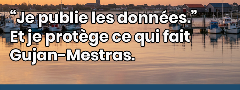 Visuel de campagne “L’ostréiculture : Notre ADN” : port de Gujan-Mestras au coucher du soleil, bateaux au mouillage et cabanes en arrière-plan, avec le slogan en surimpression « Je publie les données. Et je protège ce qui fait Gujan-Mestras. », et le bandeau bleu “Tony LOURENÇO – Protéger Gujan-Mestras, préparer l’avenir !”.